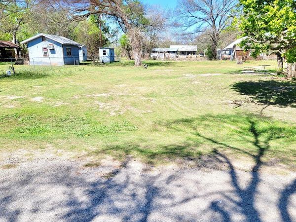 302 A Lee ST, Smithville, TX 78659
