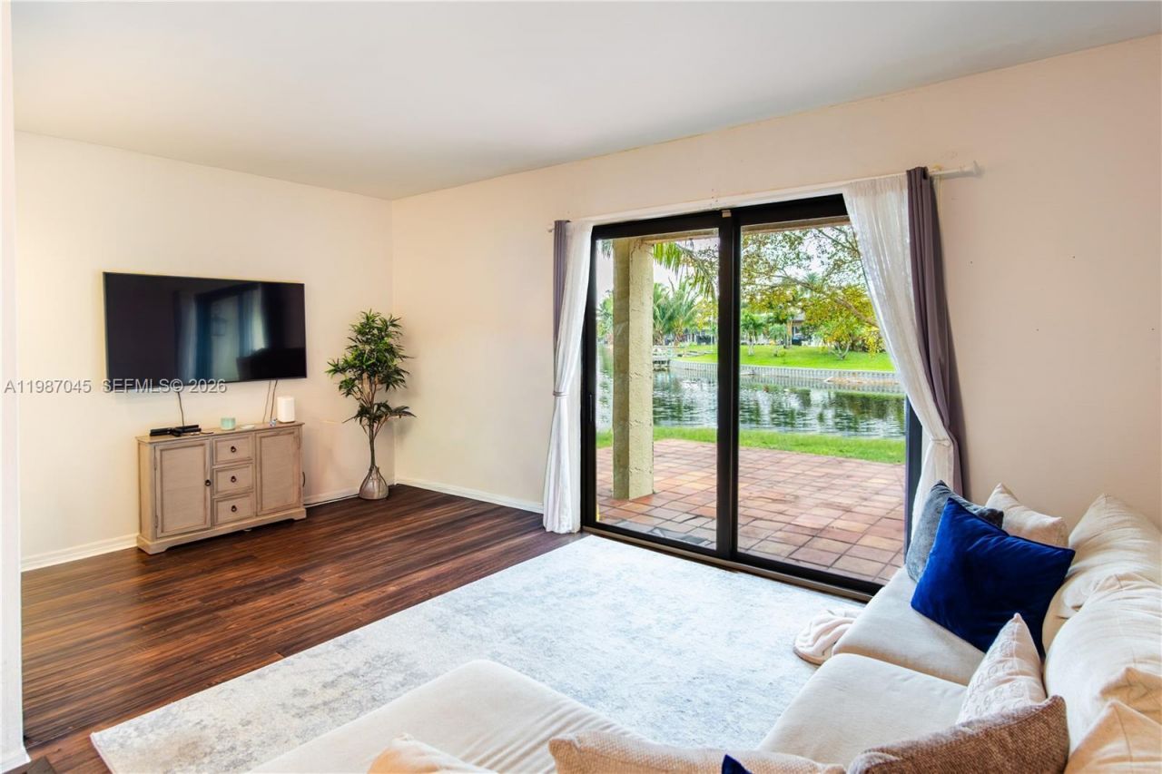 8980 Palm Tree Ln , Unit 8980, Pembroke Pines, FL 33024 Photo