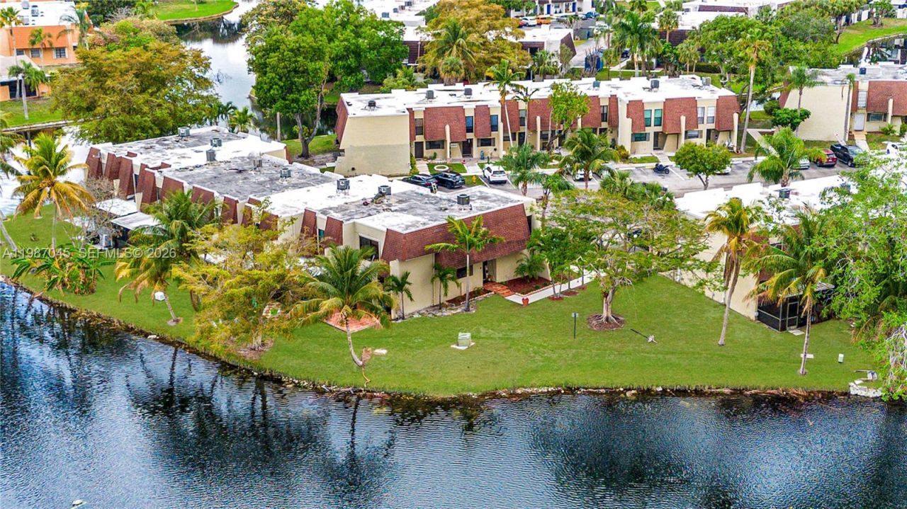 8980 Palm Tree Ln , Unit 8980, Pembroke Pines, FL 33024 Photo