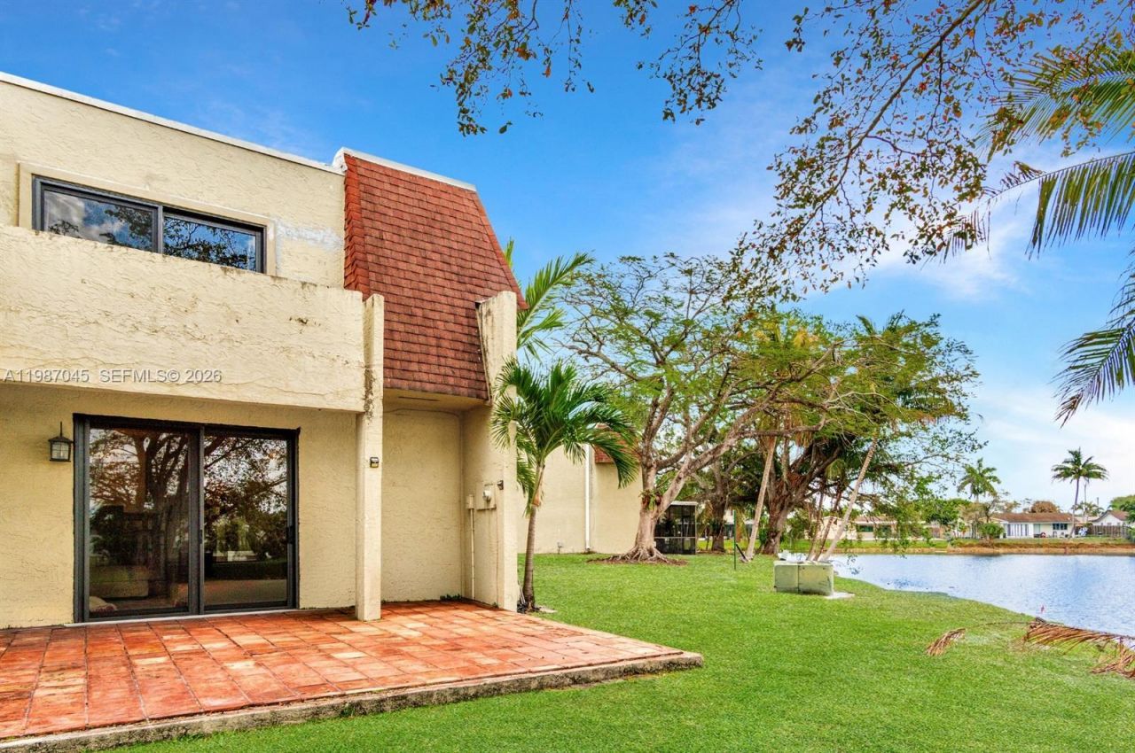 8980 Palm Tree Ln , Unit 8980, Pembroke Pines, FL 33024 Photo