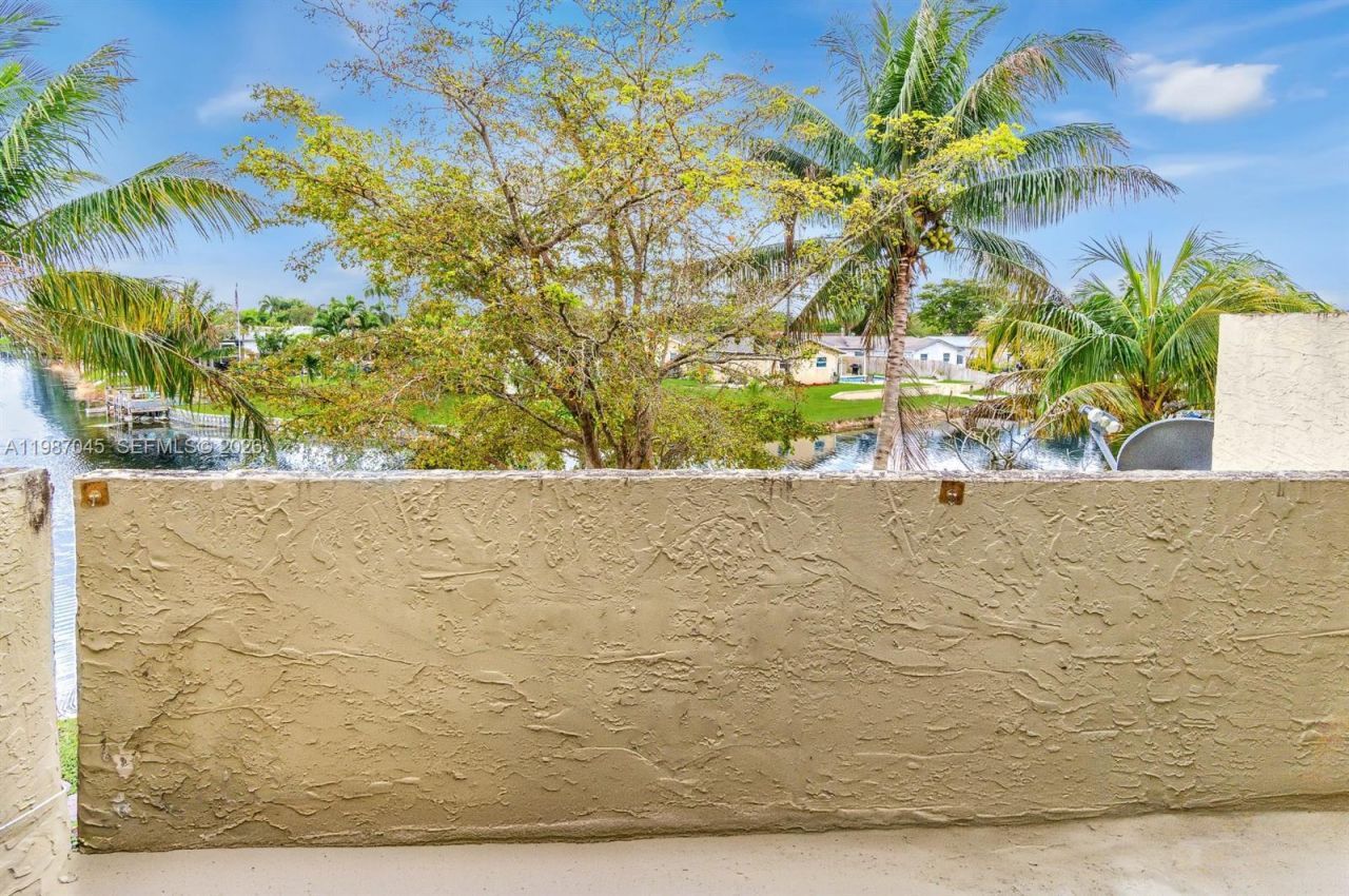 8980 Palm Tree Ln , Unit 8980, Pembroke Pines, FL 33024 Photo