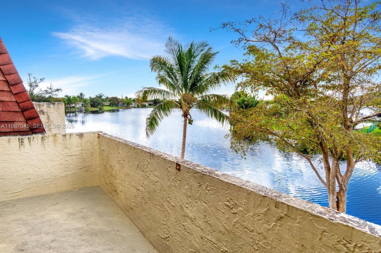 8980 Palm Tree Ln , Unit 8980, Pembroke Pines, FL 33024 Photo