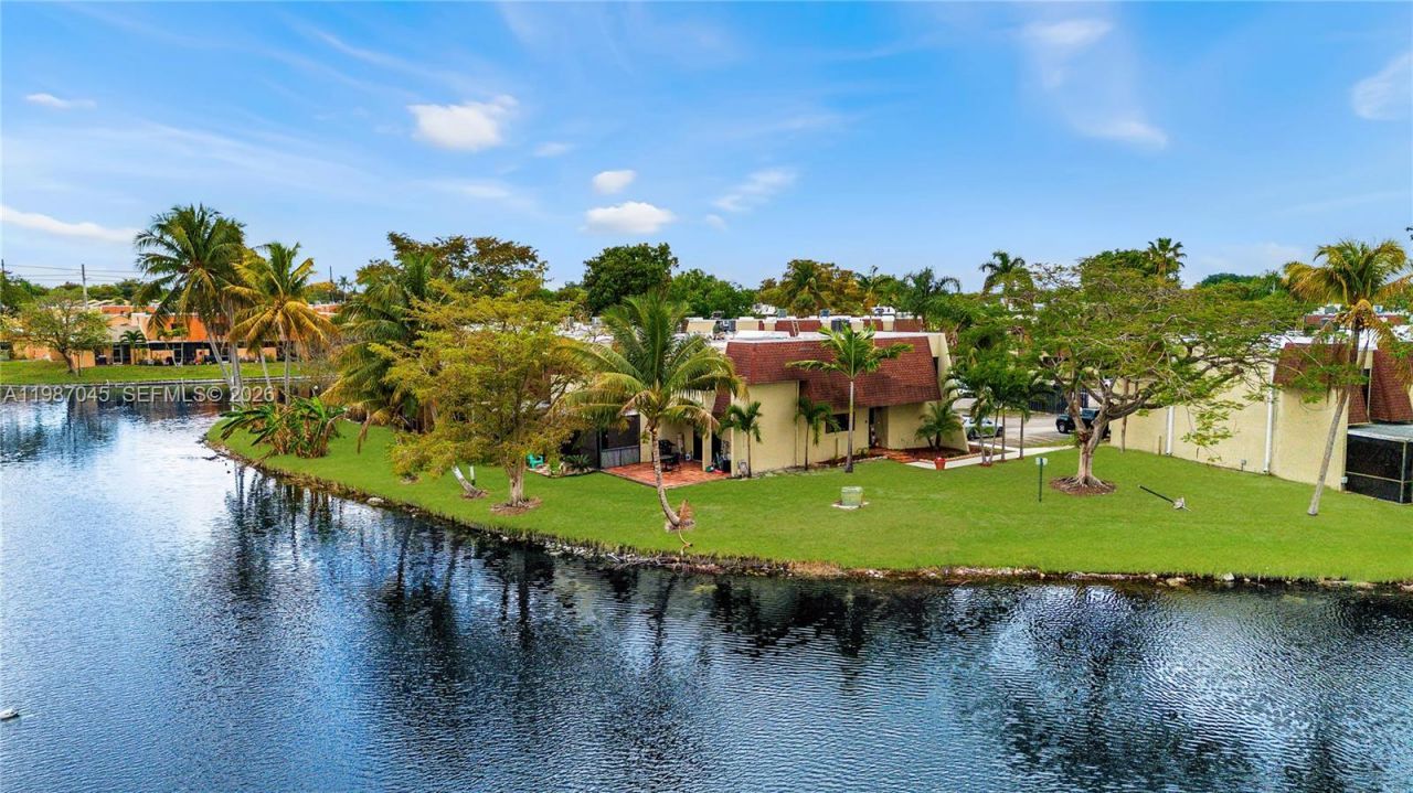 8980 Palm Tree Ln , Unit 8980, Pembroke Pines, FL 33024 Photo