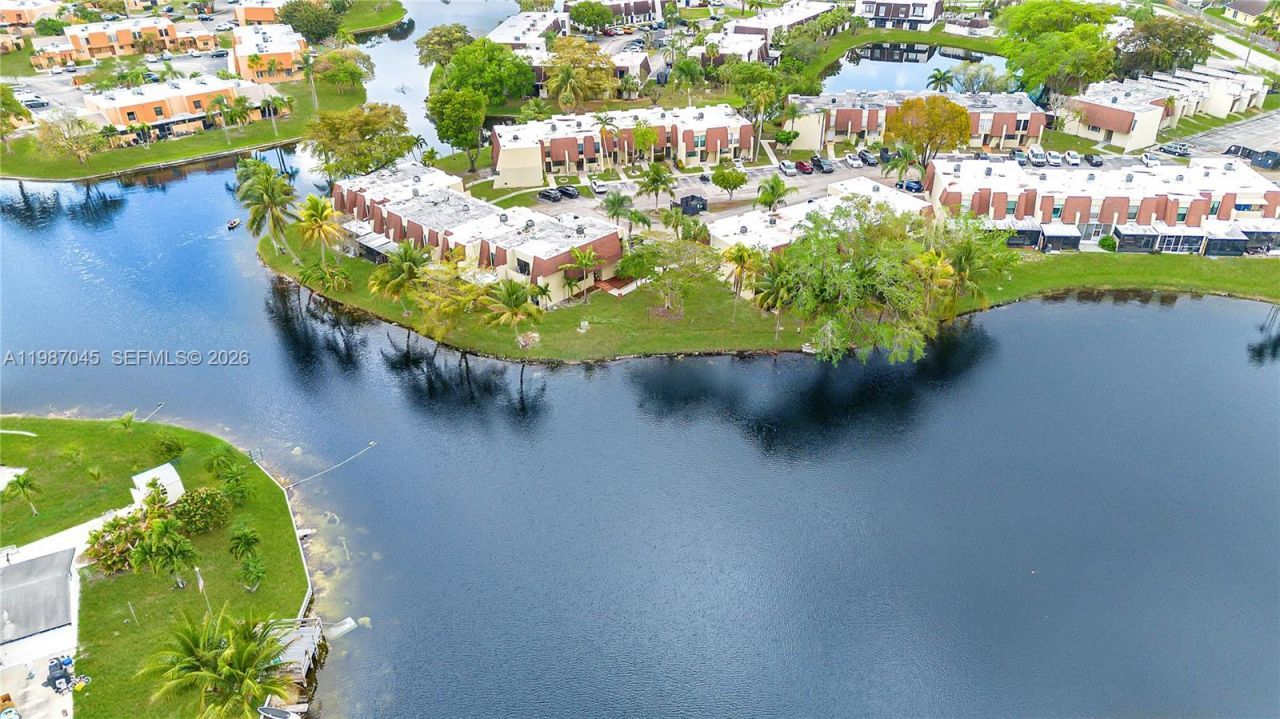 8980 Palm Tree Ln , Unit 8980, Pembroke Pines, FL 33024 Photo