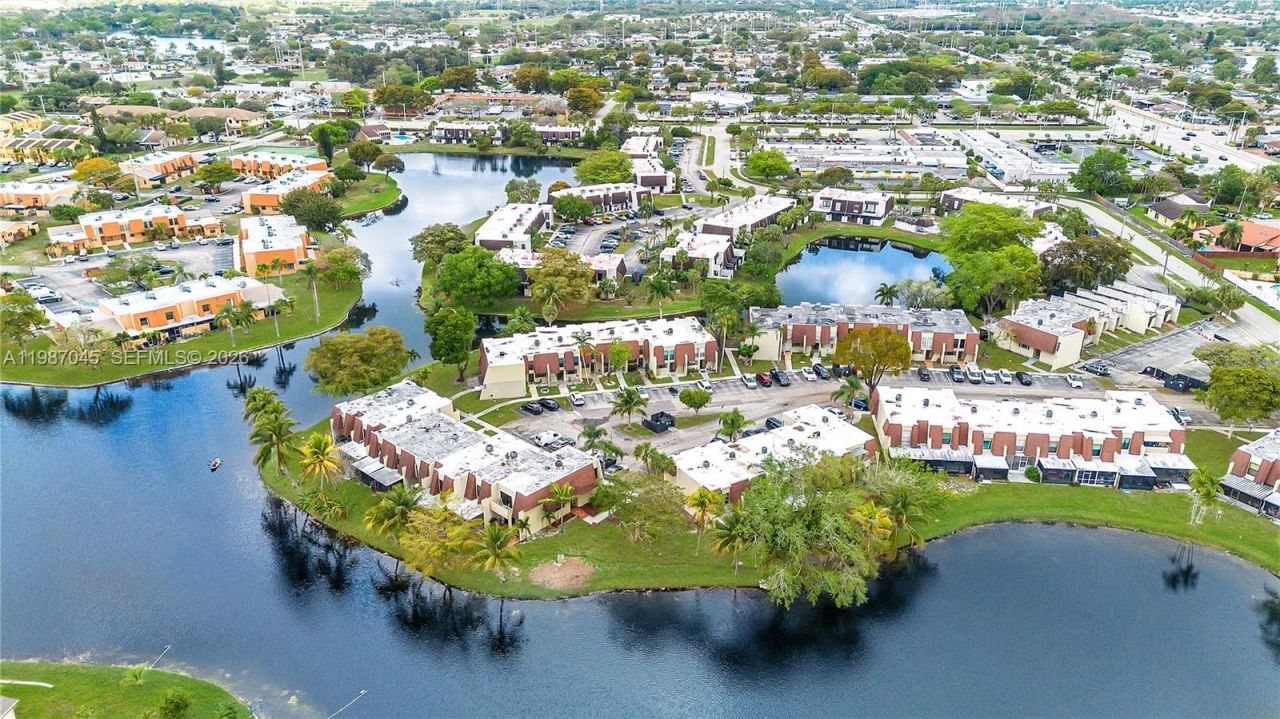 8980 Palm Tree Ln , Unit 8980, Pembroke Pines, FL 33024 Photo