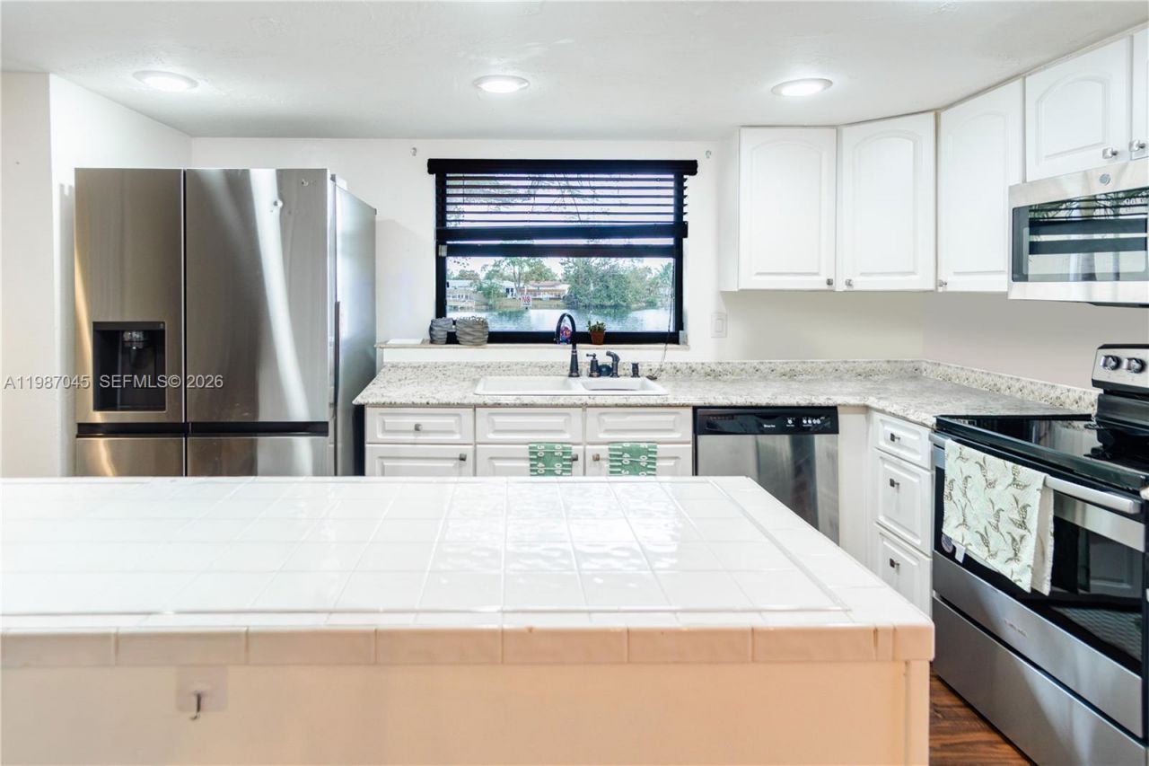 8980 Palm Tree Ln , Unit 8980, Pembroke Pines, FL 33024 Photo