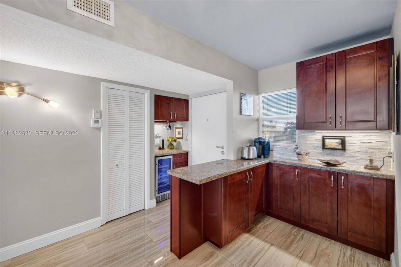 121 Golden Isles Dr , Unit 205, Hallandale Beach, FL 33009 Photo