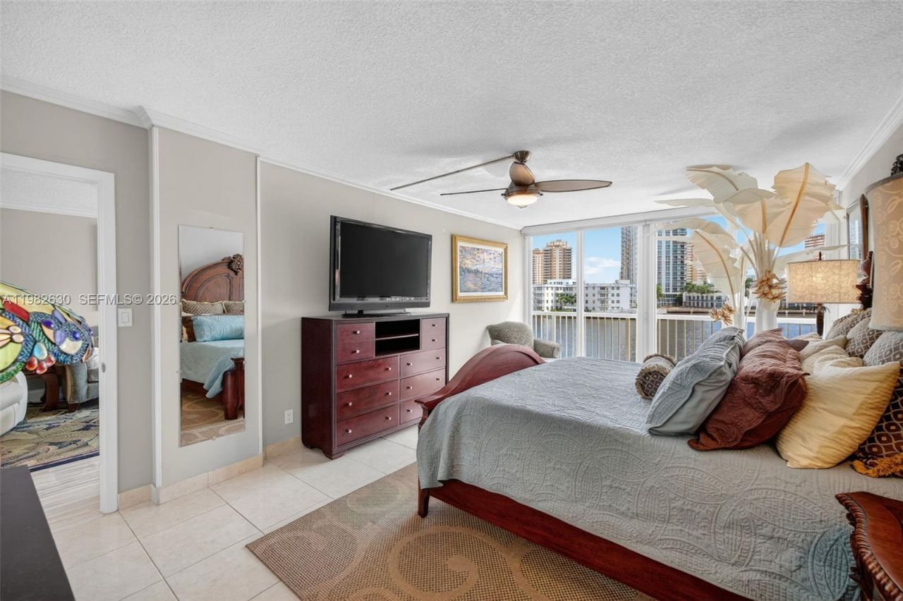 121 Golden Isles Dr, Unit 205, Hallandale Beach, FL 33009 Photo