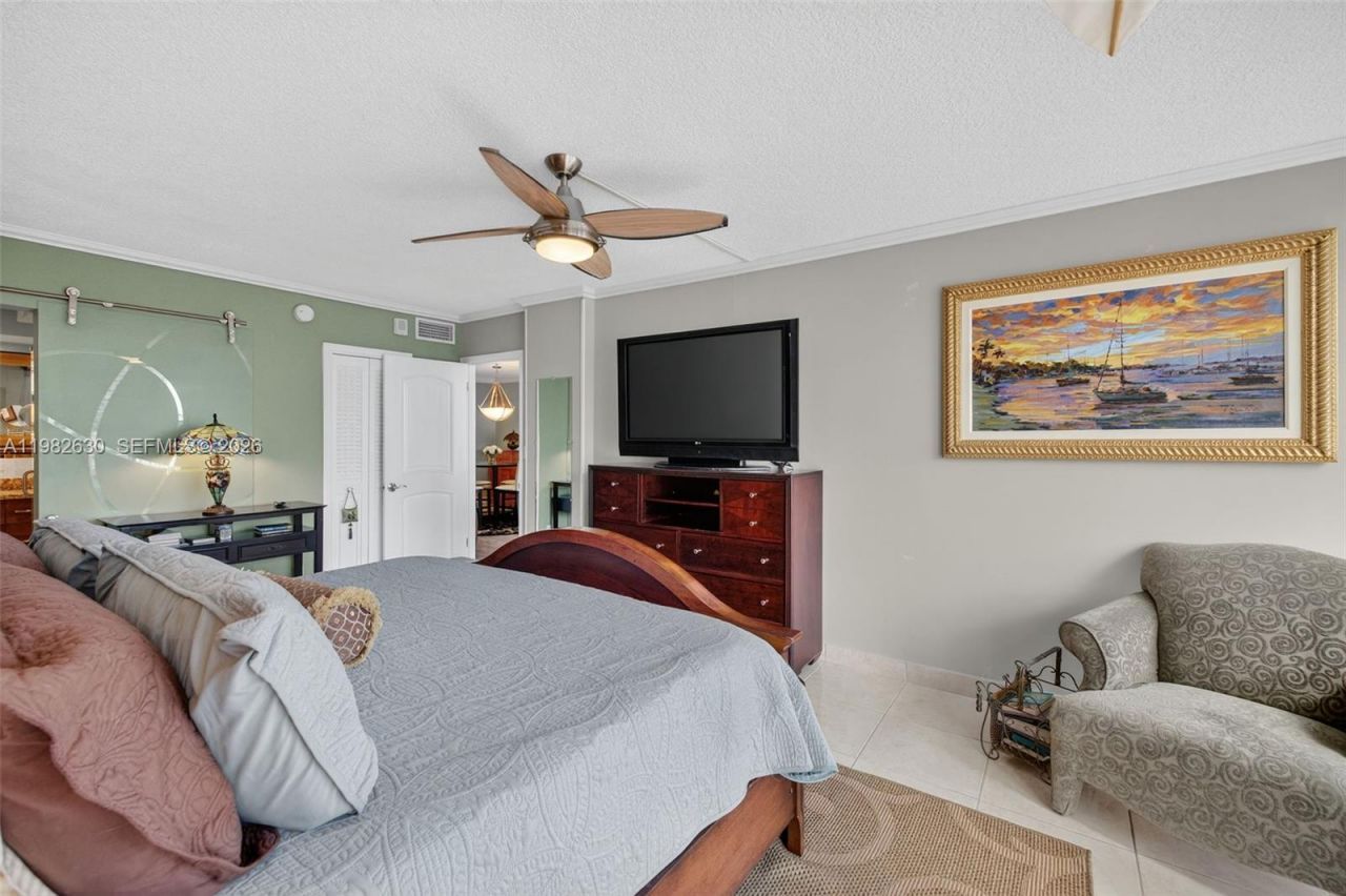 121 Golden Isles Dr, Unit 205, Hallandale Beach, FL 33009 Photo