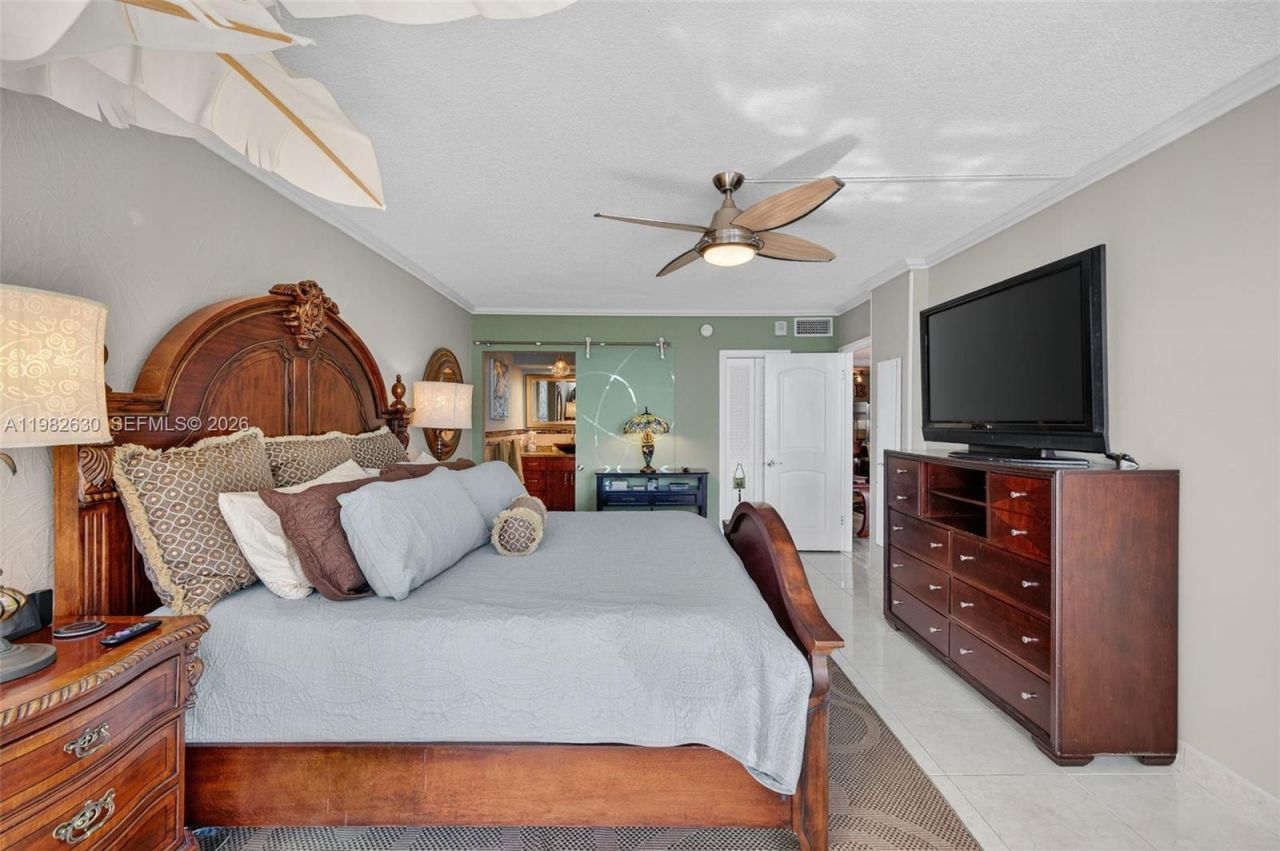 121 Golden Isles Dr, Unit 205, Hallandale Beach, FL 33009 Photo