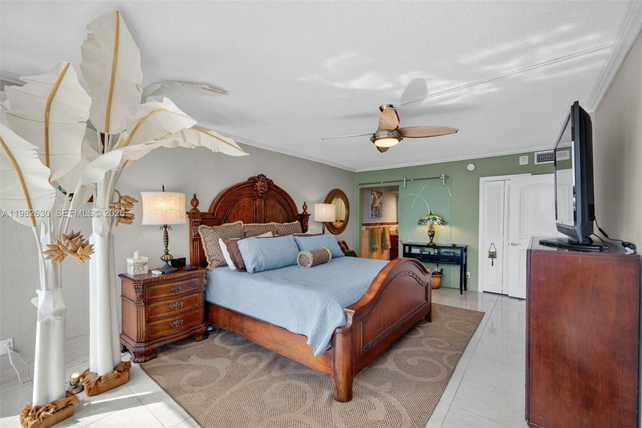121 Golden Isles Dr, Unit 205, Hallandale Beach, FL 33009 Photo