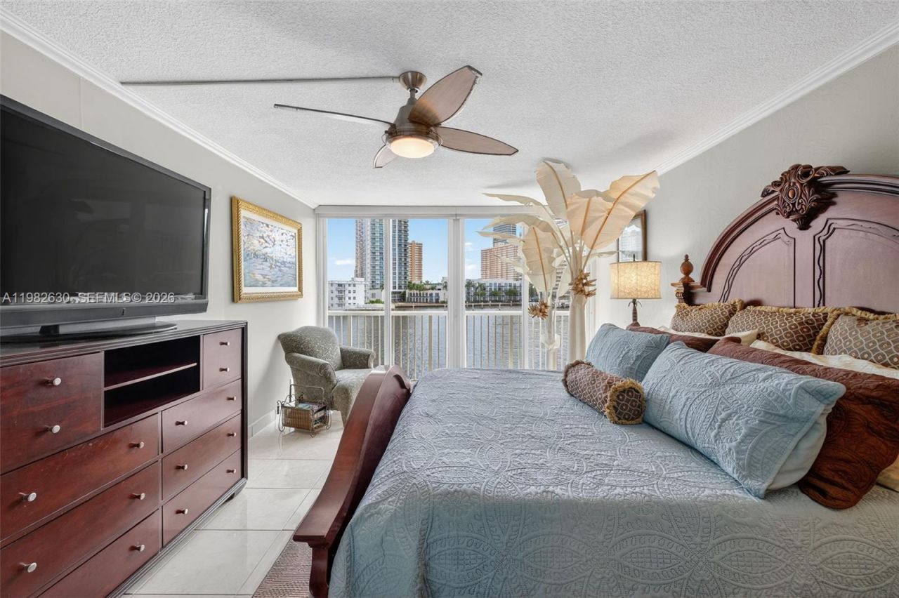 121 Golden Isles Dr, Unit 205, Hallandale Beach, FL 33009 Photo