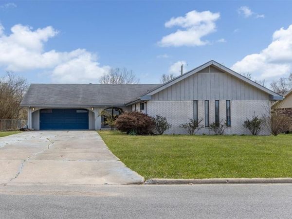 1802 SE Crouch Street , Bentonville, AR 72712