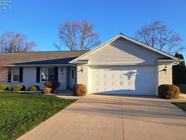 102 Cottage Grove Drive, Fremont, OH 43420