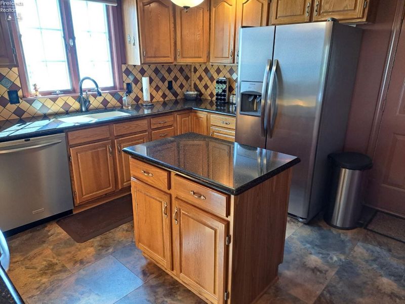 102 Cottage Grove Drive, Fremont, OH 43420 Photo 11