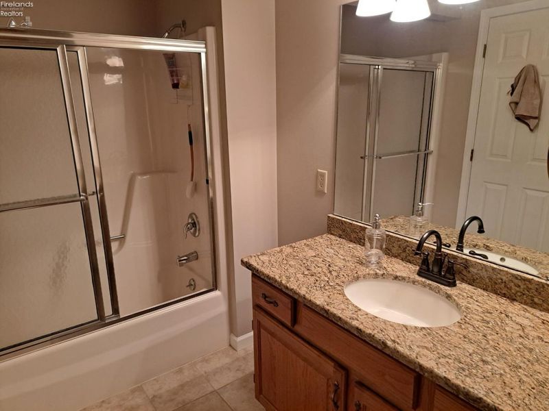 102 Cottage Grove Drive, Fremont, OH 43420 Photo 18