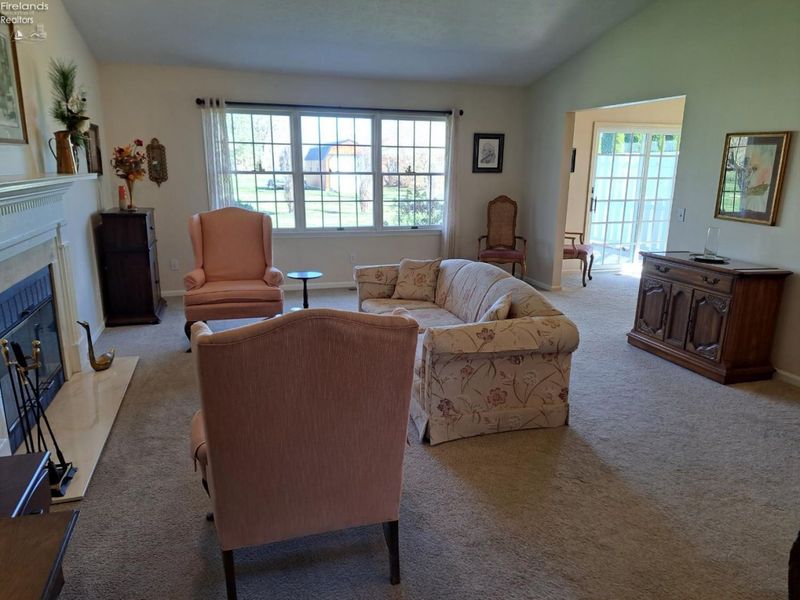 102 Cottage Grove Drive, Fremont, OH 43420 Photo 4