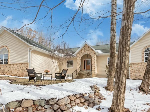 762 Valley Forge DRIVE, Slinger, WI 53086