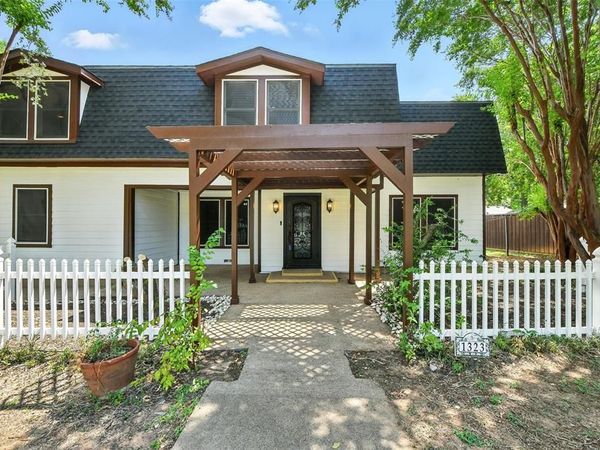 1323 Dublin Street, Grapevine, TX 76051