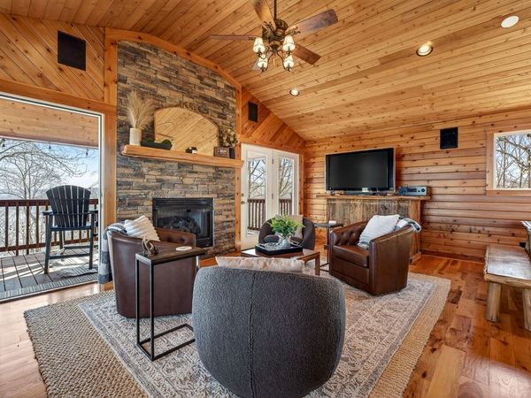 300 Crest Dr , Smithville, TN 37166