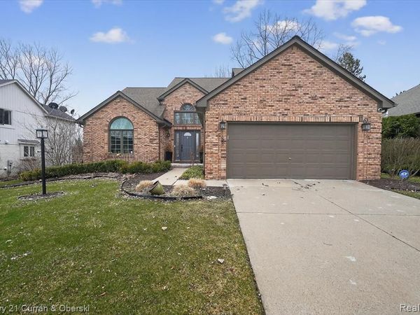 1698 Farnborough Drive, Rochester Hills, MI 48307