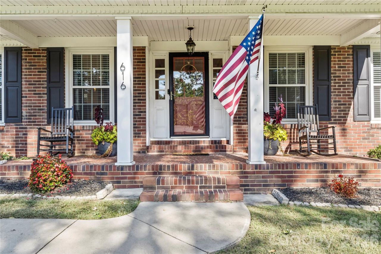 616 Coulwood Drive, Charlotte, NC 28214 Main Photo