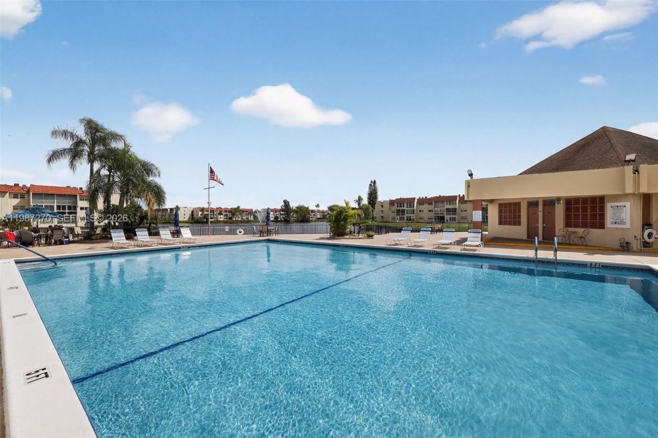 8051 N Sunrise Lakes Dr, Unit 307, Sunrise, FL 33322 Photo