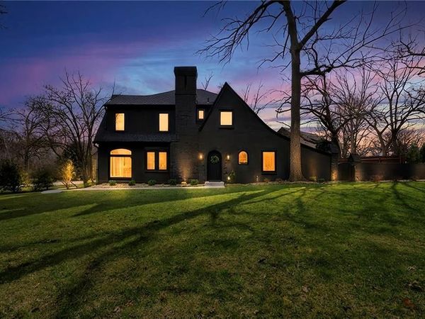 5500 Mission Road, Fairway, KS 66205