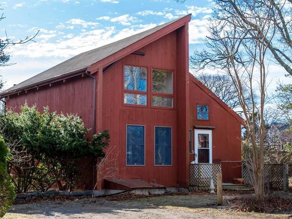 17 Chapman La, Edgartown, MA 02539