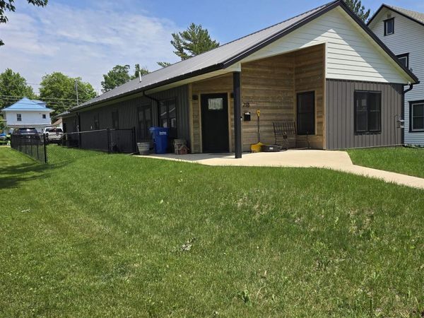 218 5th Ave E , Cresco, IA 52136
