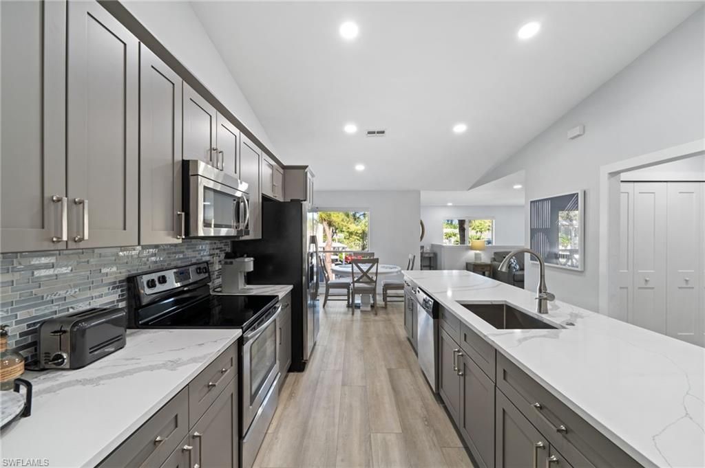 822 Gulf Pavilion Dr, Unit 201, Naples, FL 34108 Photo