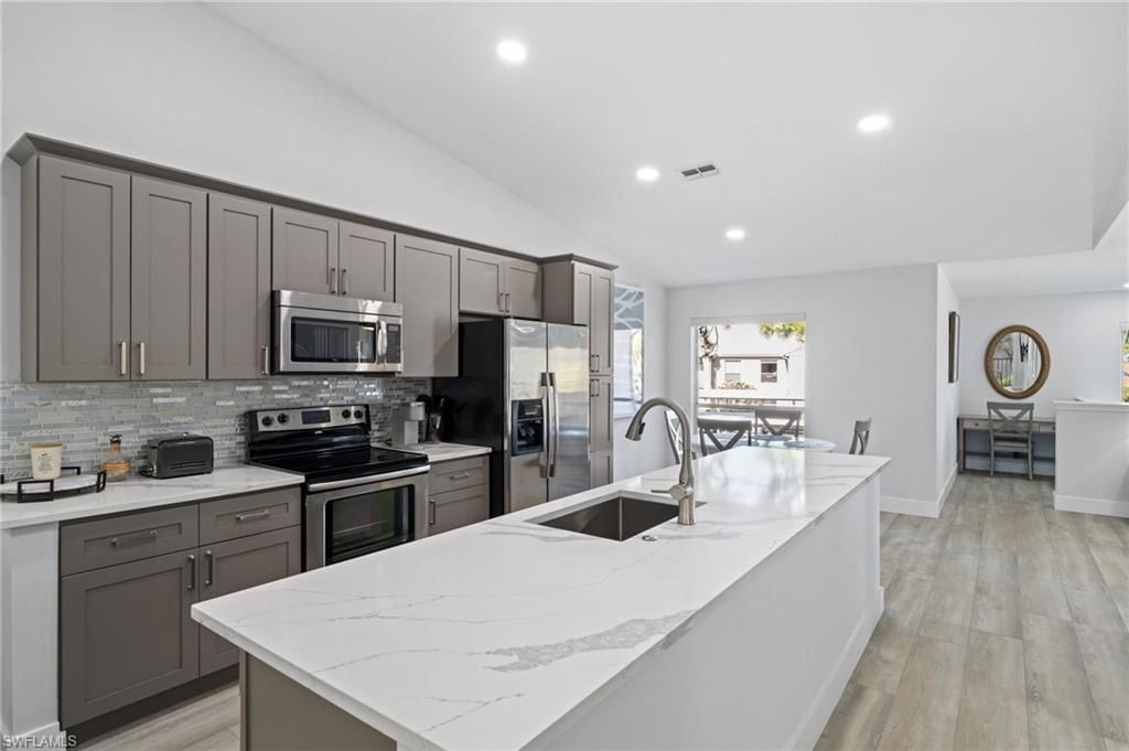 822 Gulf Pavilion Dr, Unit 201, Naples, FL 34108 Photo
