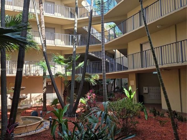 8615 NW 8th St , Unit 319, Miami, FL 33126