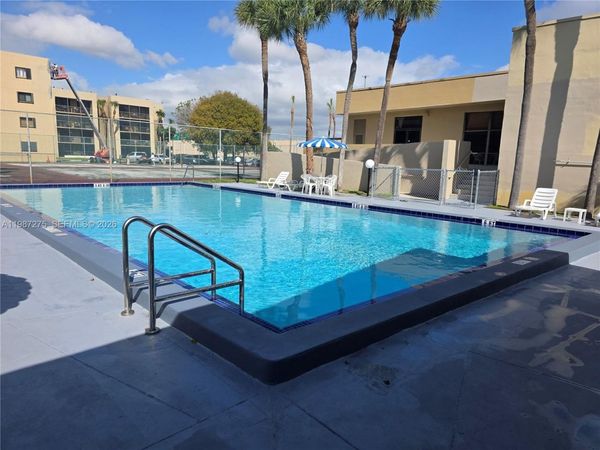 8615 NW 8th St, Unit 319, Miami, FL 33126