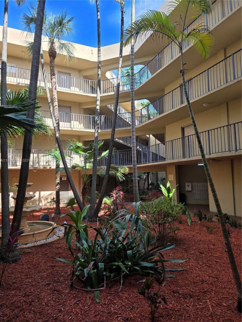 8615 NW 8th St, Unit 319, Miami, FL 33126 Photo