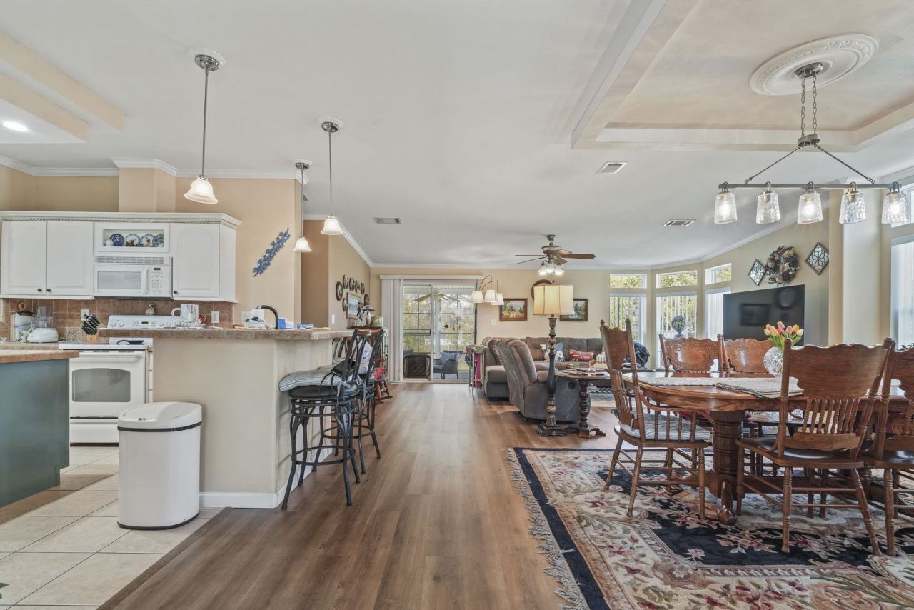 558 Woodholme Dr. Photo 14