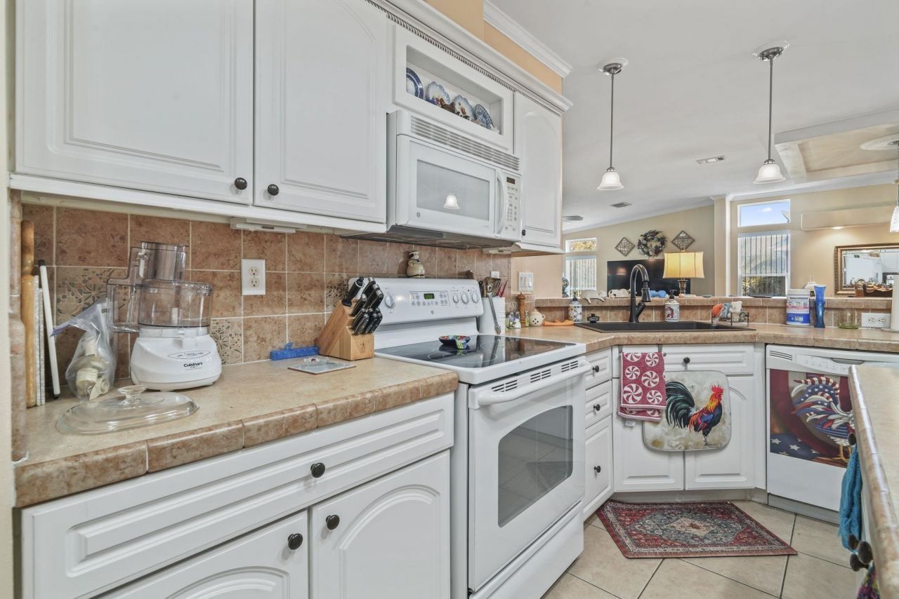 558 Woodholme Dr. Photo 22