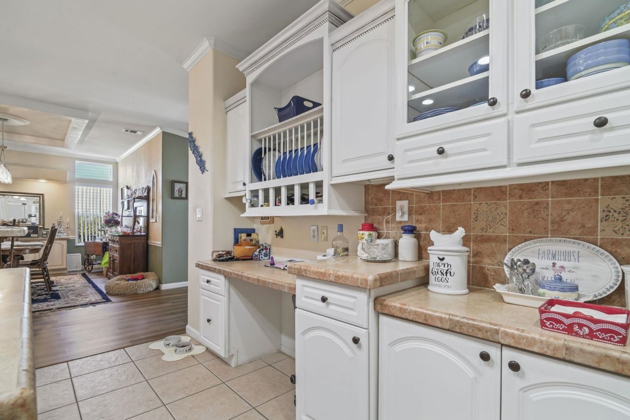 558 Woodholme Dr. Photo 24