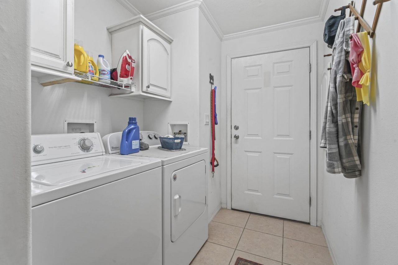 558 Woodholme Dr. Photo 32