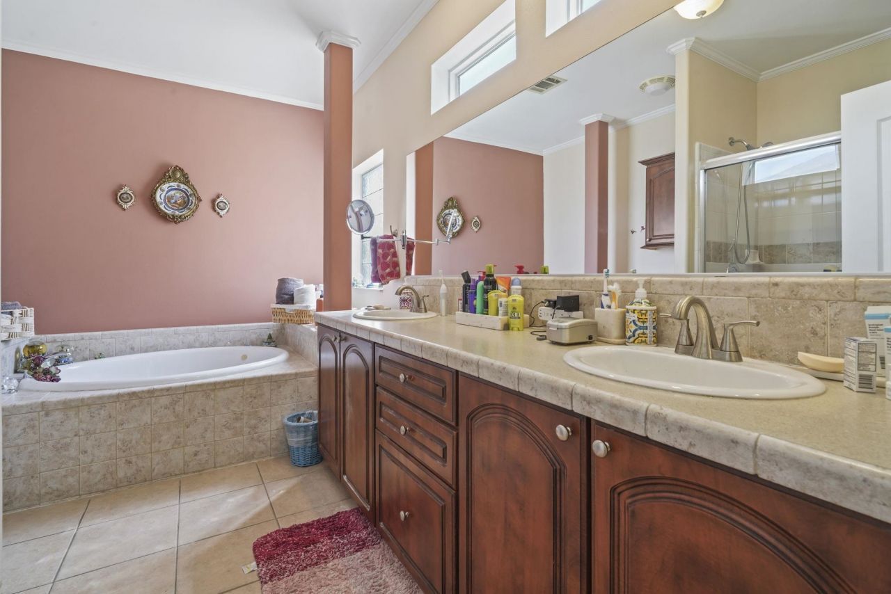 558 Woodholme Dr. Photo 40