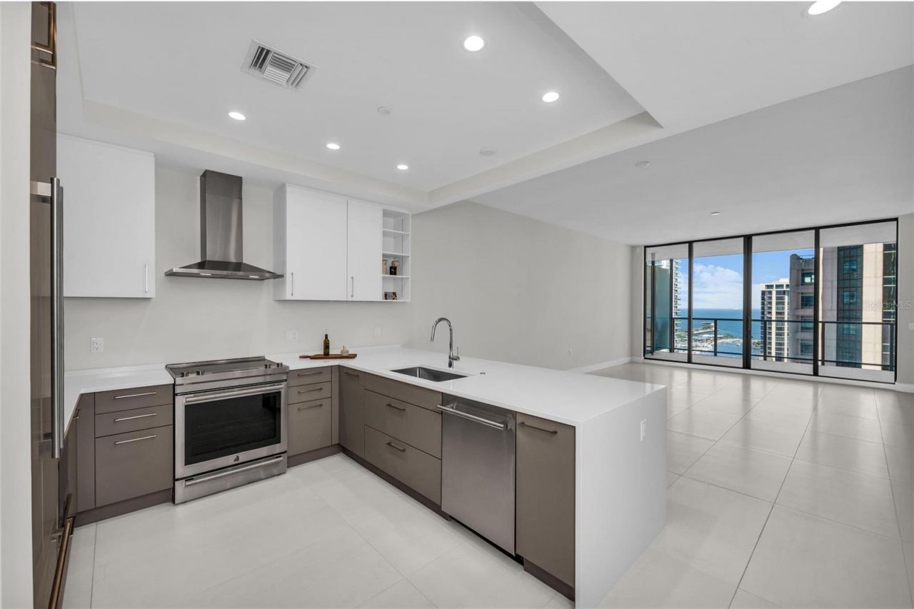 275 1st Avenue S, Unit 2204, Saint Petersburg, FL 33701 Photo