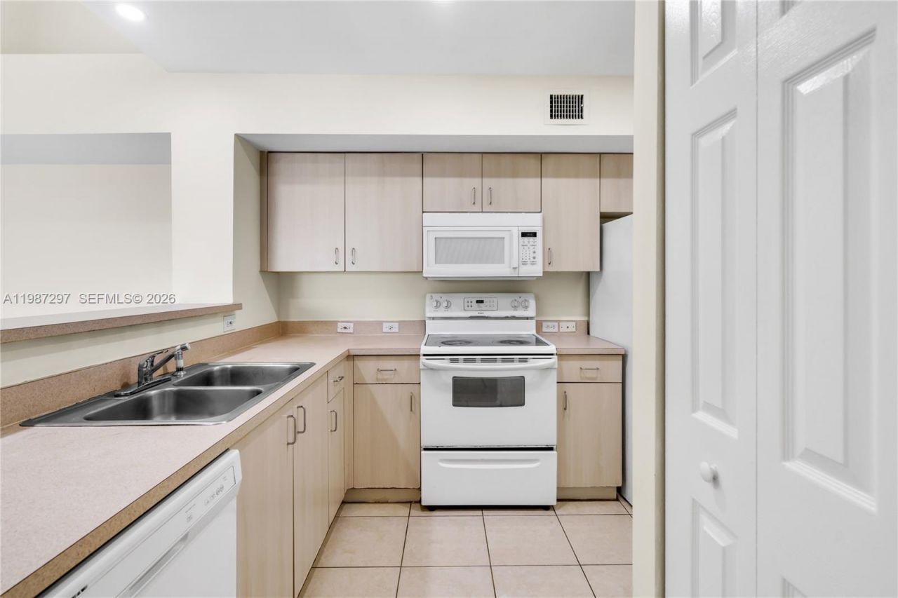 11185 SW 6th St , Unit 301, Pembroke Pines, FL 33025 Photo