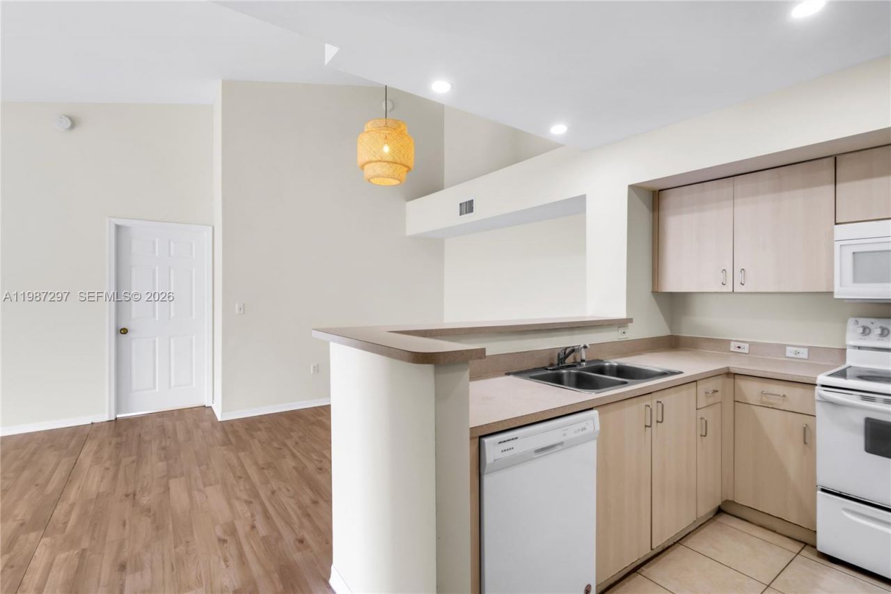 11185 SW 6th St , Unit 301, Pembroke Pines, FL 33025 Photo