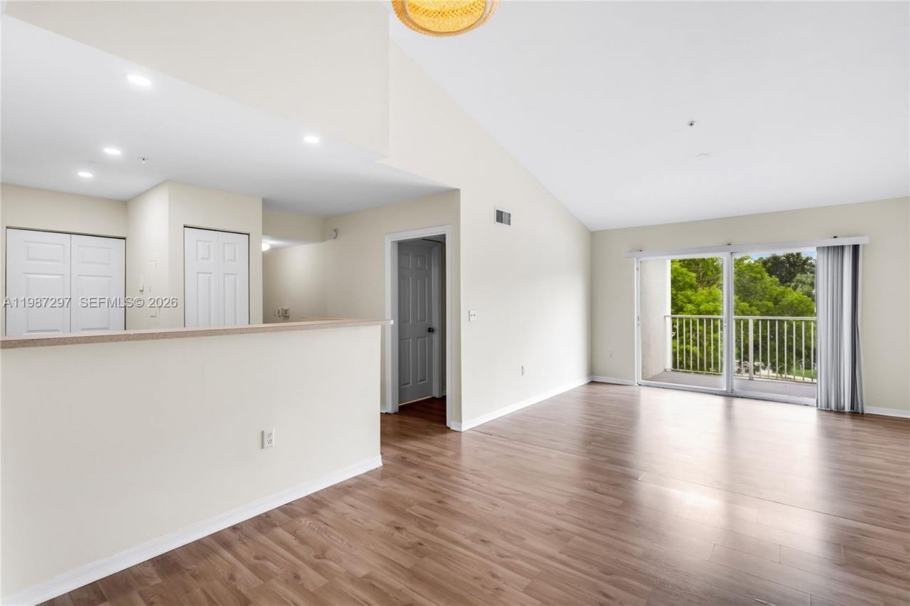 11185 SW 6th St , Unit 301, Pembroke Pines, FL 33025 Photo