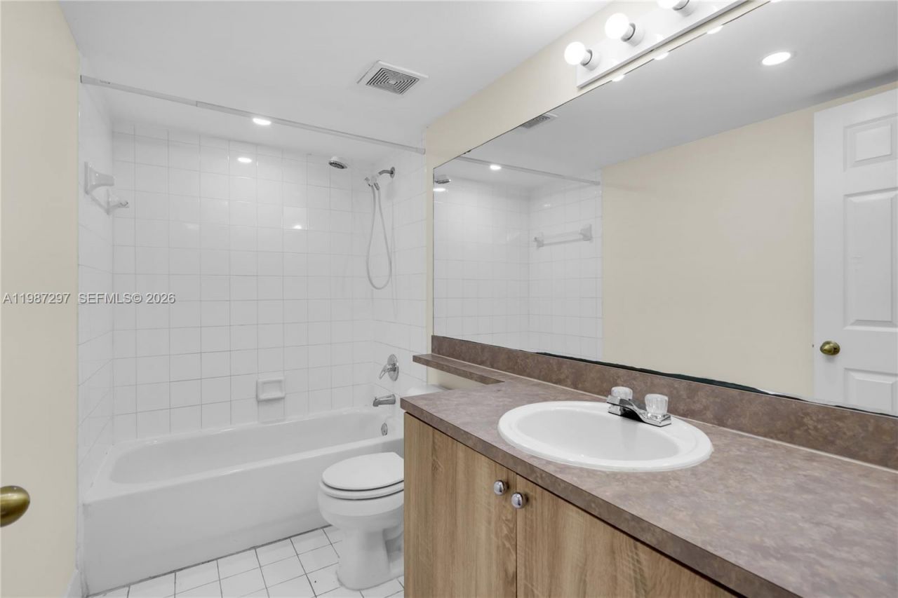 11185 SW 6th St , Unit 301, Pembroke Pines, FL 33025 Photo