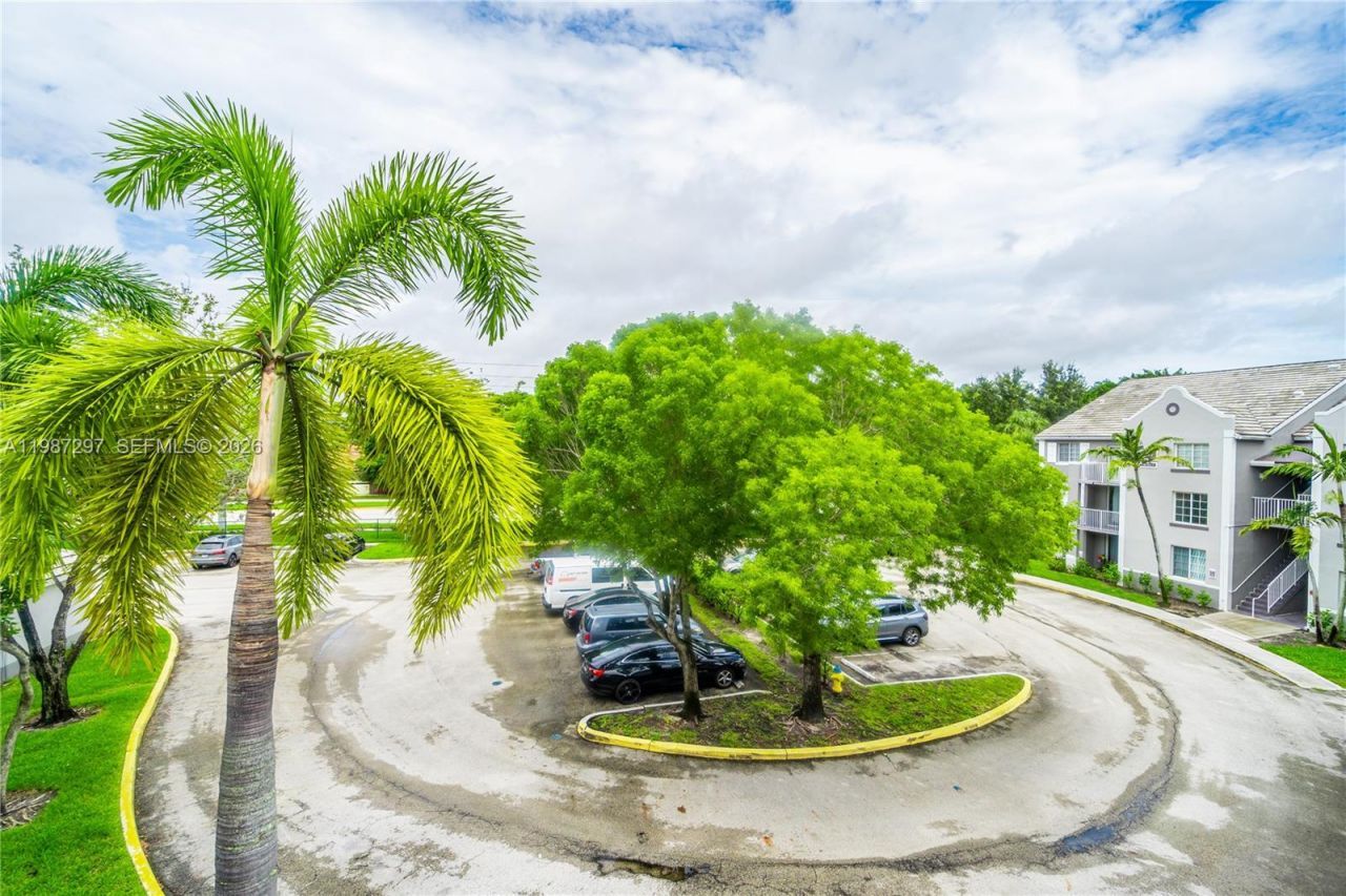 11185 SW 6th St , Unit 301, Pembroke Pines, FL 33025 Photo