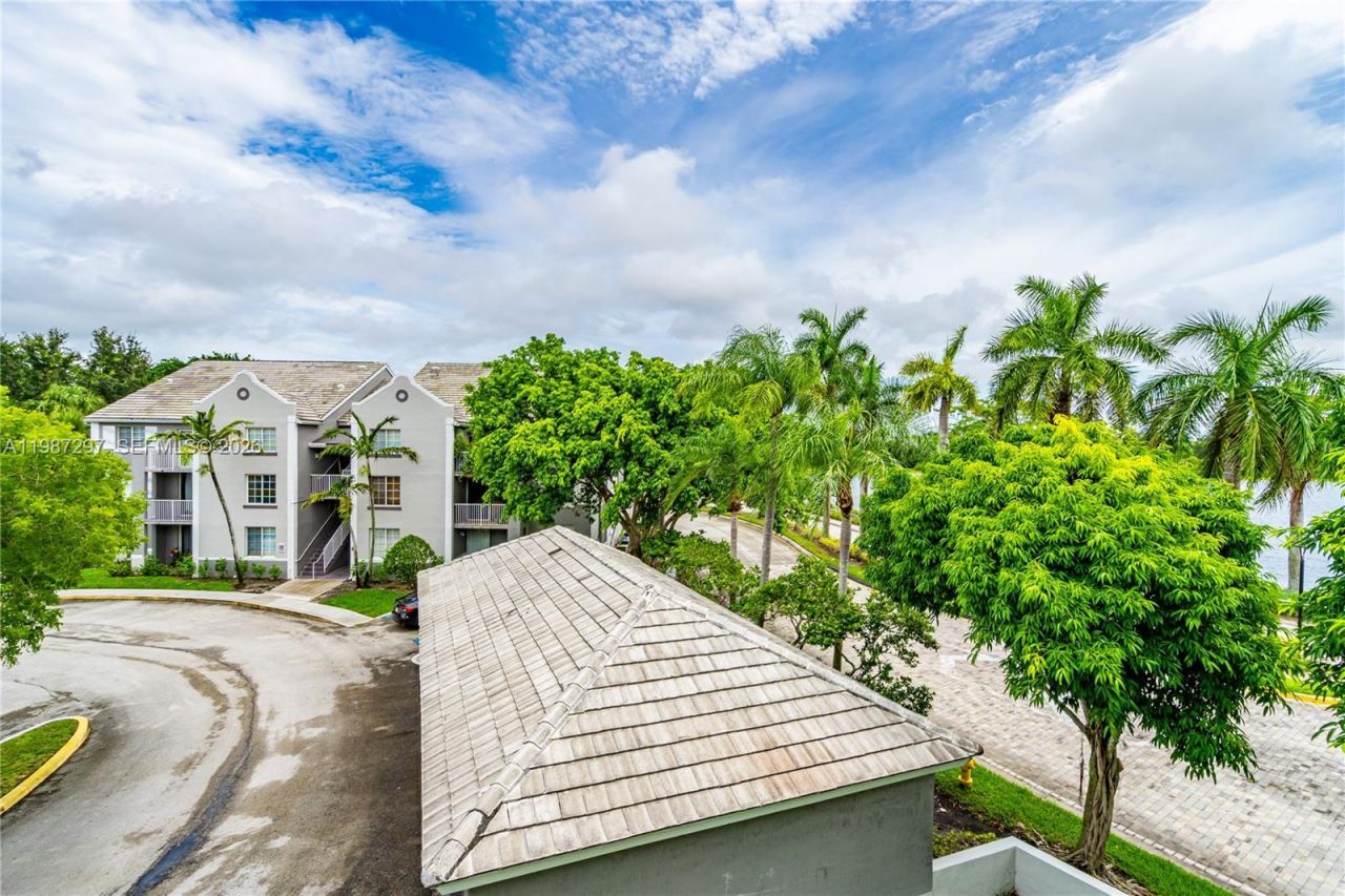 11185 SW 6th St , Unit 301, Pembroke Pines, FL 33025 Photo