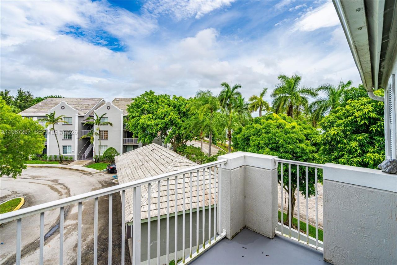 11185 SW 6th St , Unit 301, Pembroke Pines, FL 33025 Photo