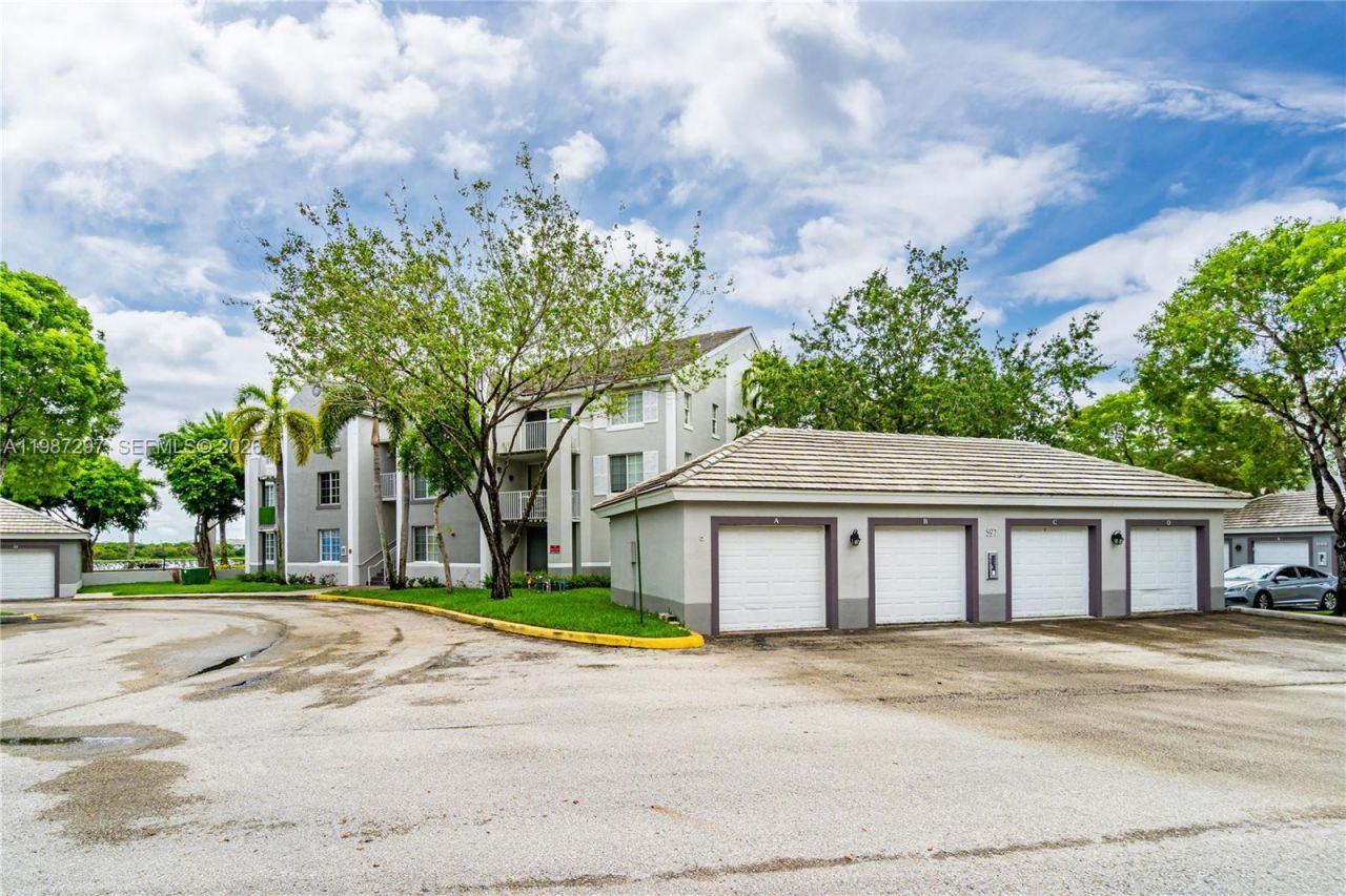 11185 SW 6th St , Unit 301, Pembroke Pines, FL 33025 Photo