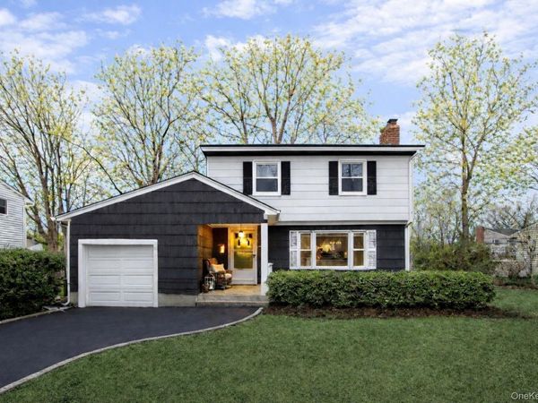 31 Munson Court, Melville, NY 11747